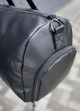 Дорожная спортивная черная сумка с отделением для обуви экокожа strong6 фото