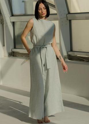 Світло-блакитний комбінезон без рукавів з широкими штанами-палаццо та поясом з натурального льону