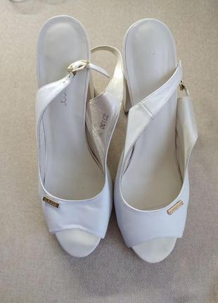 Белые кожаные босоножки на каблуке