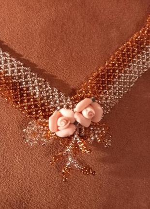 Ожерелье из бисера и фарфоровыми розами1 фото