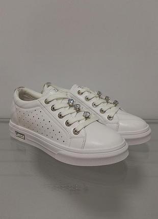 Жіночі білі шкіряні кросівки в дірочку на танкетці