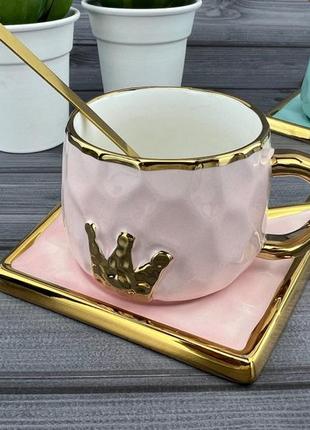 Керамическая чашка с блюдцем и ложечкой gold crown розовая1 фото