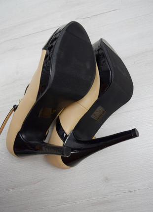 Бежевые туфли с черным носком каблуком на ремешке5 фото