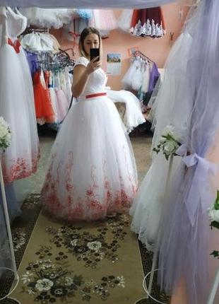 Свадебное платье с красным цветом2 фото