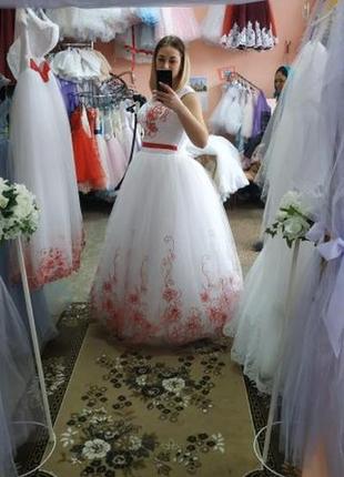 Свадебное платье с красным цветом3 фото