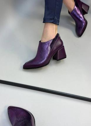 Фиолетовые кожаные ботильоны ботинки на каблуке полномерные7 фото