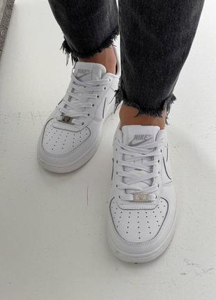 Білі шкіряні кросівки під бренд, всередині текстиль3 фото
