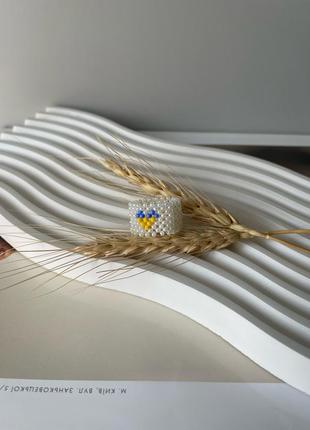 Двустороннее колечко флаг украины, патриотическое колечко, сине-желтое сердечко колечко из бисера3 фото