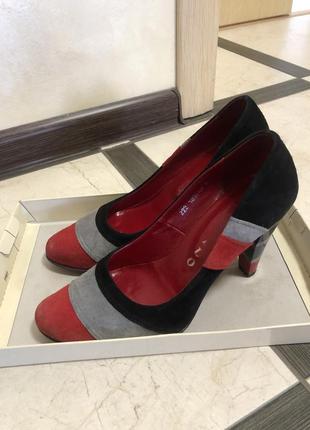 Гарні зручні замшеві туфлі червоні сірі чорні.