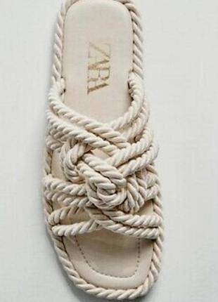 Шльопанці з джута zara.