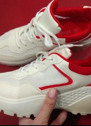 Шикарные белые кроссовки с красным на толстой подошве спортивные кеды на шнурках2 фото