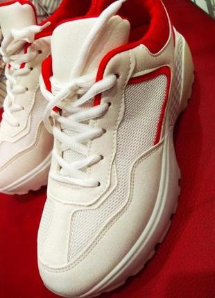 Шикарные белые кроссовки с красным на толстой подошве спортивные кеды на шнурках