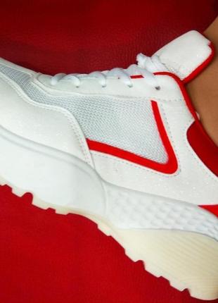 Шикарные белые кроссовки с красным на толстой подошве спортивные кеды на шнурках3 фото