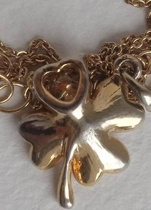 Цепочка с кулоном в золотом тоне.