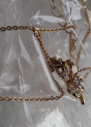 Цепочка с кулоном в золотом тоне.