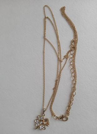 Цепочка с кулоном в золотом тоне.
