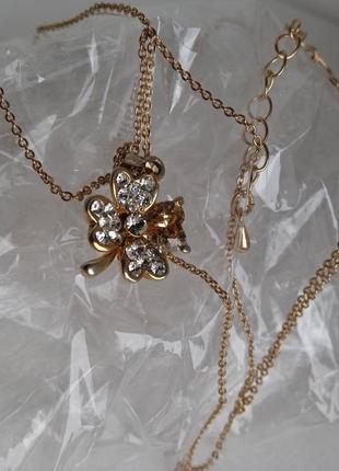 Цепочка с кулоном в золотом тоне.