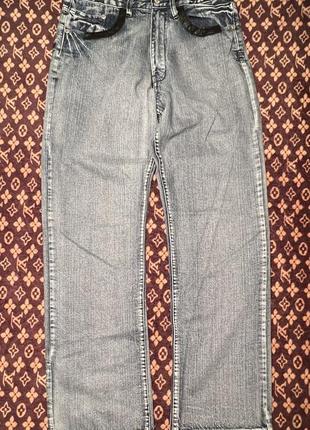 Широкие джинсы akademiks