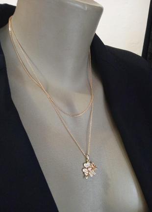 Цепочка с кулоном в золотом тоне.