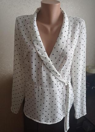 Легкая фирменная блуза с баской в горох.1 фото