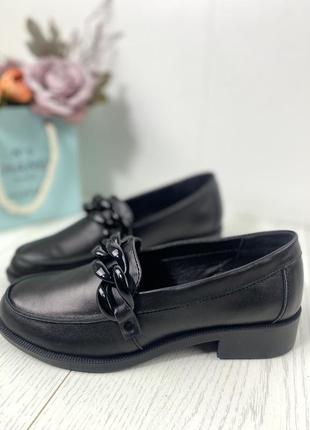 Жіночі чорні шкіряні туфлі лофери з ланцюгом
