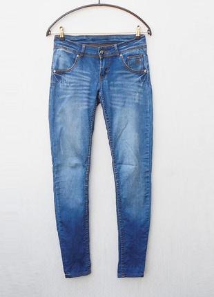 Потертые стрейчевые джинсы1 фото
