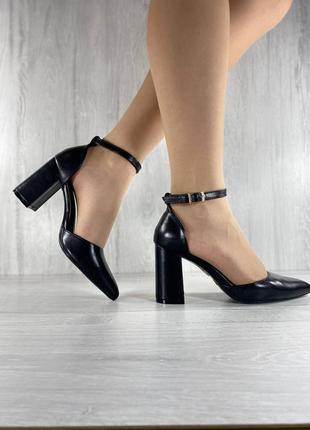 Женские черные туфли с ремешком