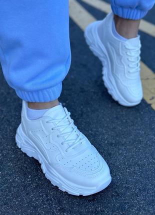 Жіночі білі кросівки