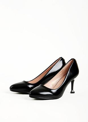 Изящные черные туфли лодочки на каблуке шпильке