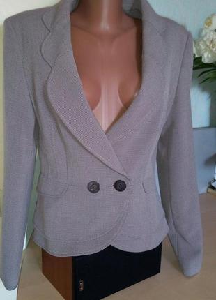 Незрівнянного крою жіночий жакет для ділової дівчини