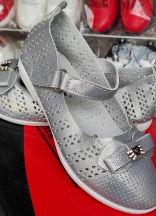 Кожаные туфли балетки для девочки серые весна, лето перфорация
