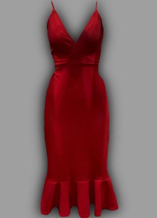 Платье prettylittlething