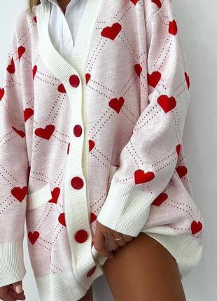 Стильный женский кардиган с сердечками