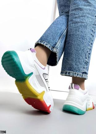 Женские белые кроссовки с разноцветной подошвой2 фото