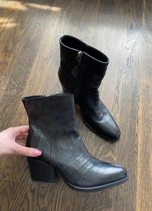 Шкіряні брендові козаки