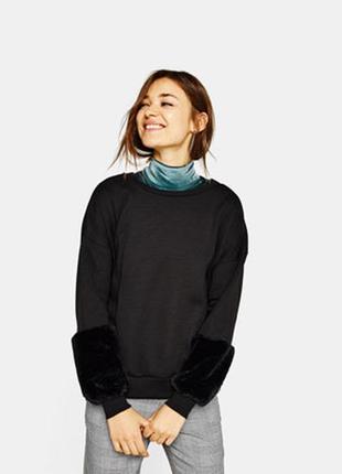 Трендовый свитшот bershka с рукавами из меха, sweatshirt with faux fur sleeves1 фото