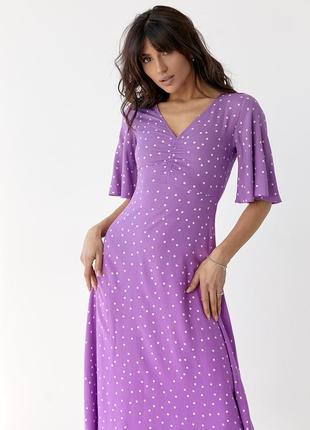 Длинное лавандовое платье миди в горошек с короткими рукавами3 фото