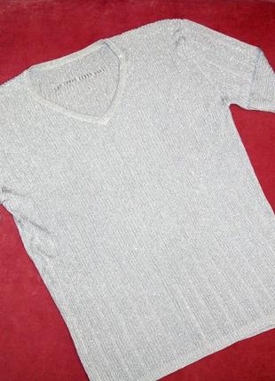 Серебристая футболка