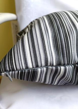 Декоративна наволочка 40*40 см в сіро-чорну смужку з цупкої тканини2 фото