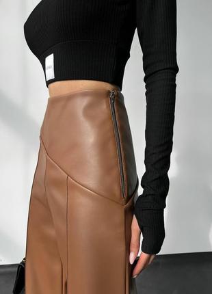 Штаны коричневые кемел кожаные брюки клеш с вырезами с разрезами2 фото