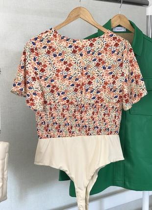 New! бежева блуза боді в квітковий принт 🌸3 фото