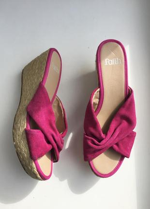Шкіряні шльопанці faith  замшеві фуксія на танкетці 37 р.