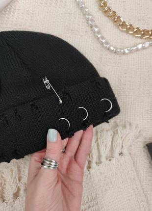 Шапка шапочка біні докер з заворотом з пірсингом з буловкою хайп тренд чорна нова стильна модна8 фото