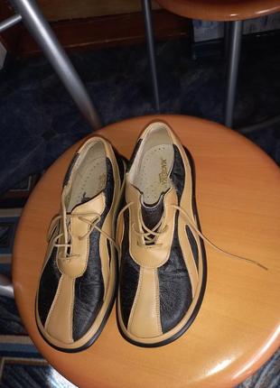 Кожаные туфельки,кроссовки  новые  (пролет с размером)2 фото