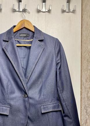Пиджак из комтюмной ткани, в цвете под джинс и контрастной строчкой6 фото
