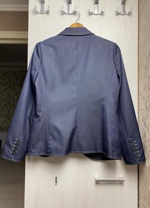Пиджак из комтюмной ткани, в цвете под джинс и контрастной строчкой7 фото