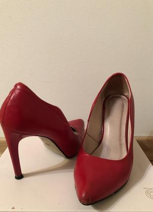 Шкіряні червоні туфлі.4 фото