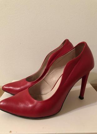 Шкіряні червоні туфлі.1 фото