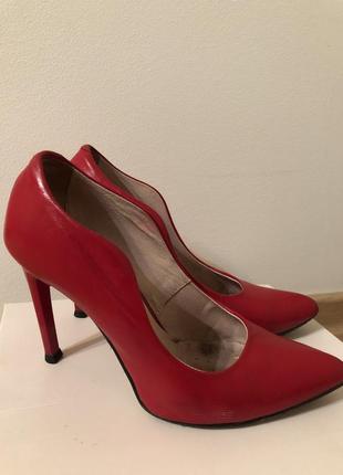 Шкіряні червоні туфлі.2 фото
