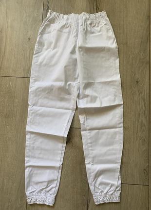 Медичний одяг штани білий халат1 фото